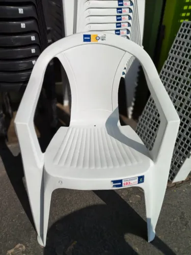 Poltrona de plástico Tramontina branca