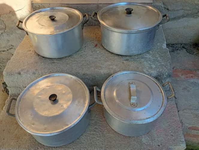 Vende-se 4 panelas grande em perfeito estado, estou se desfazendo da minha pensão 