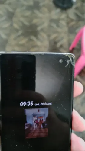 Samsung S10+ com marcas de uso, mas funcionando perfeitamente
