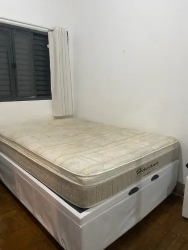 Cama de casal baú com colchão .
