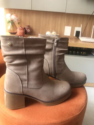 Bota cano médio em camurça