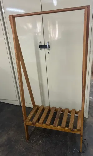 Arara de roupa de madeira