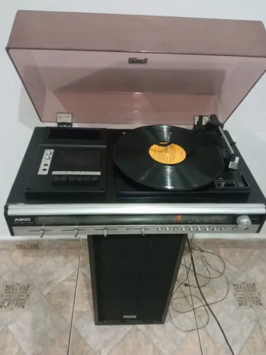 vendo toca disco AIKO funcionando perfeitamente fita e toca disco com agulha