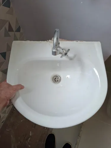 Pia para banheiro com torneira
