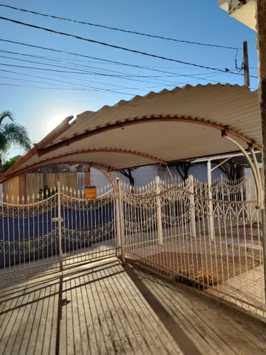 Grade e cobertura metálica