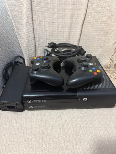 XBOX 360 - 4 CONTROLES + KINECT