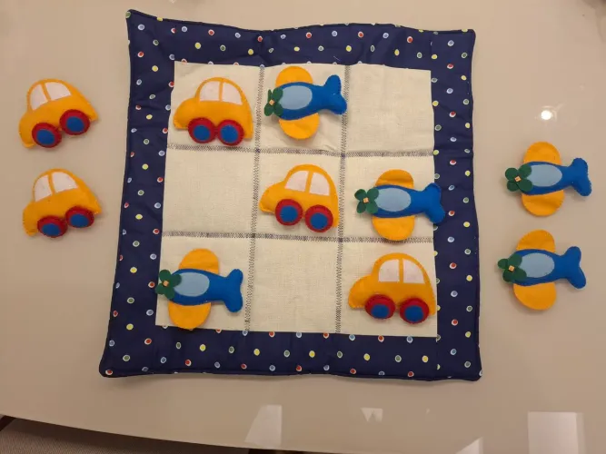 Brinquedo educativo: jogo da velha em tecido e feltro