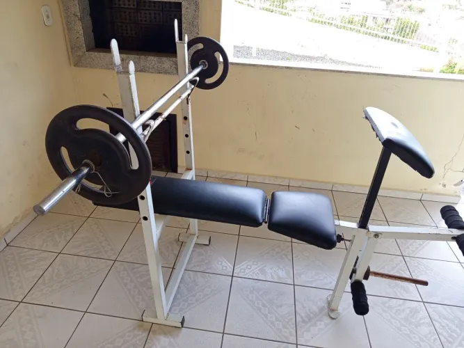 Vende se banco de musculação.