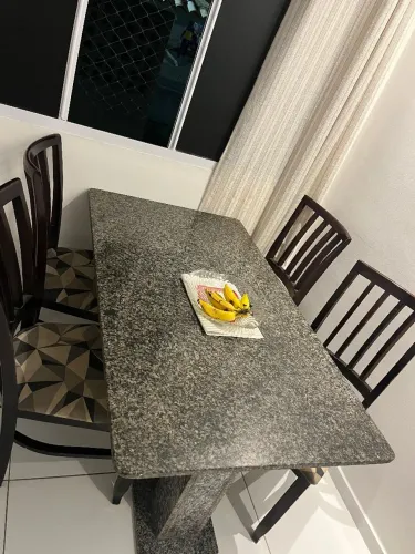 Vendo mesa de mármore com 4 cadeiras 