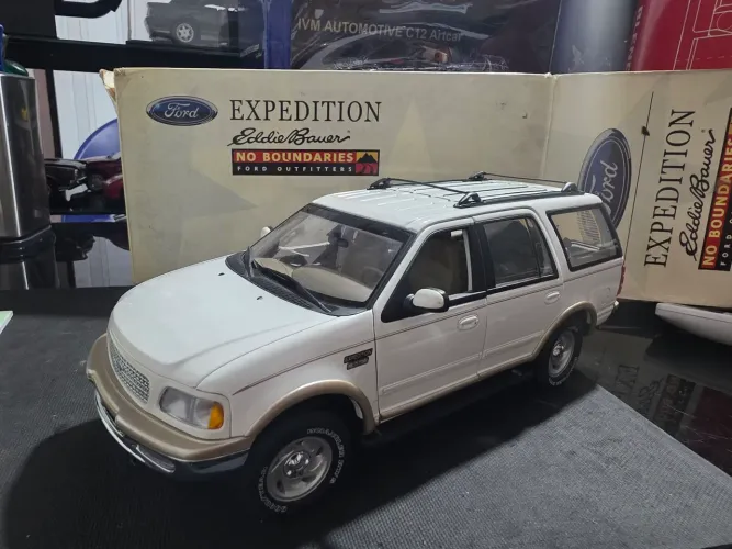 Miniatura 1.18 Ford Explore Expedicion edição limitada EddieBauer UT