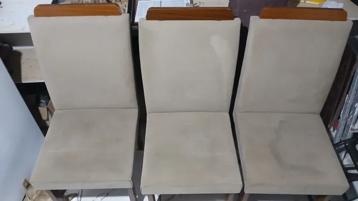 3 cadeiras. A mancha em uma foi água e só lavar.
