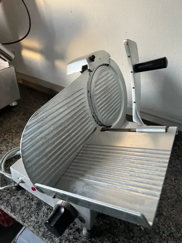 Máquina fatiadora de frios