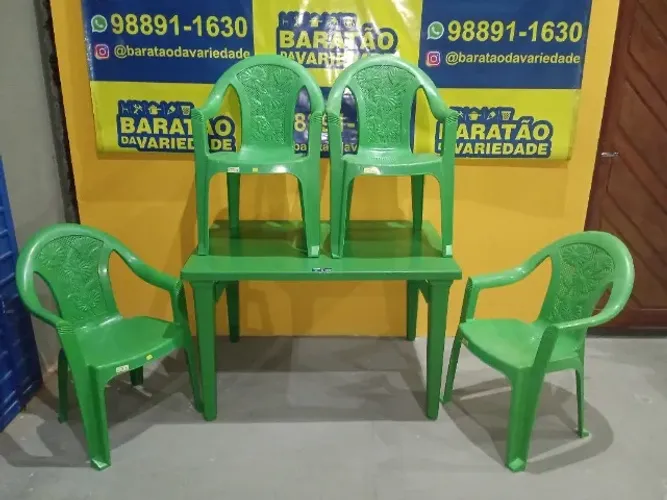 JOGO DE MESA RETANGULAR COM POLTRONAS NOBRE
