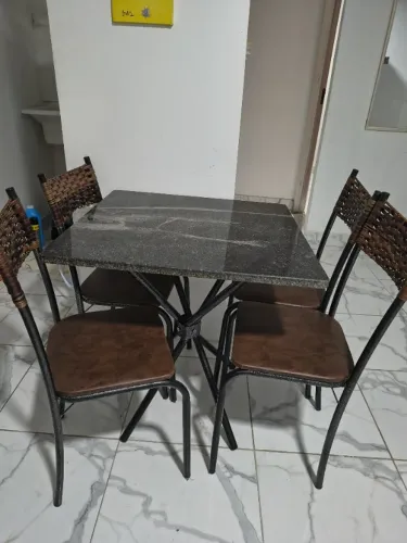 Mesa quadrada c/ 4 cadeiras