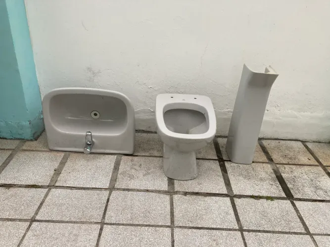 Conjunto de vaso sanitário e pia