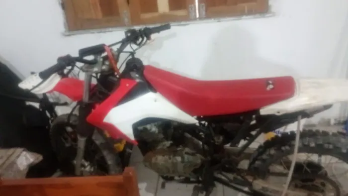 Moto pronta para trilha com roupagem da CRF