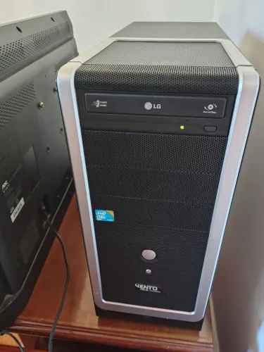 Computador, monitor, teclado, mouse e caixinha de som