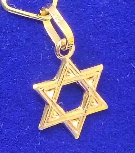 Pingente Estrelinha de Davi Ouro 18 Kilates Peso 0.20 Gramas 11 mm