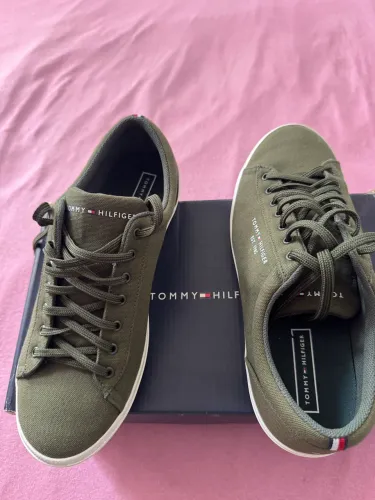 Tênis tommy original, usado apenas duas vezes.