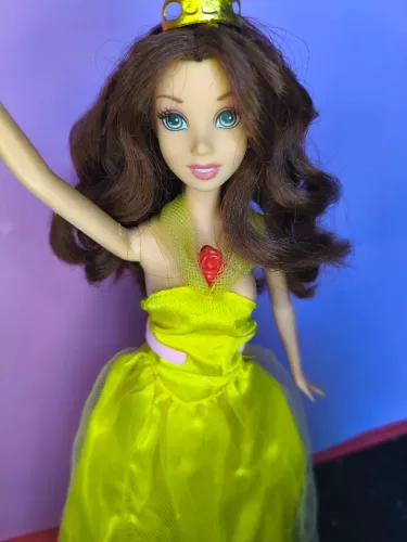 Boneca bela e fera que canta ?