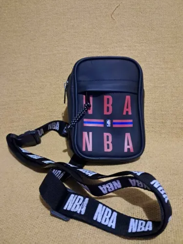 Bolsa transversal NBA forrada, com dois bolsos de zipper.