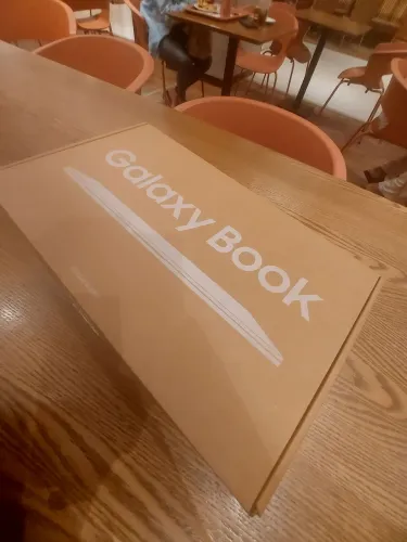 VENDO NOTEBOOK SAMSUNG GALAXY BOOK4 I5 13ª GERAÇÃO 16 RAM 512 GB RETIRADA NO LEBLON RJ