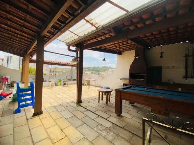 Casa comercial a venda.