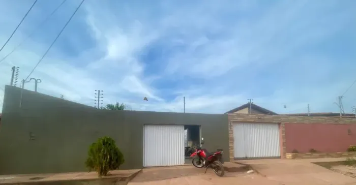 Vendo,troco, aceito proposta!casa com área de lazer(piscina), localizado na zn sul.