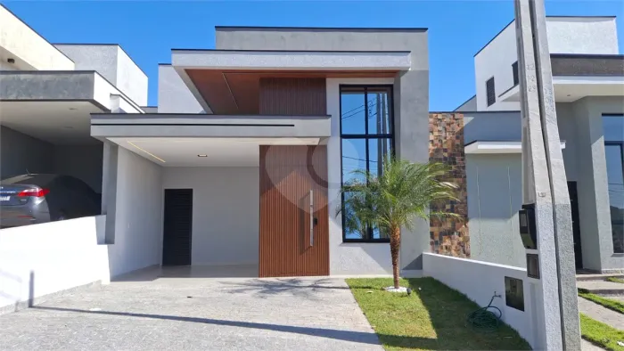 Casa à venda com 3 quartos, sendo 1 suíte, no condomínio Jardim Residencial Villagio Ipane