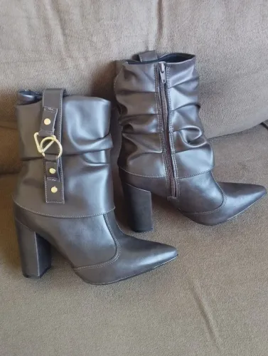 Vendo Bota feminina