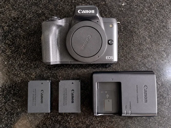 Canon EOS M50 Mirrorless 4K + 2 Baterias + Carregador