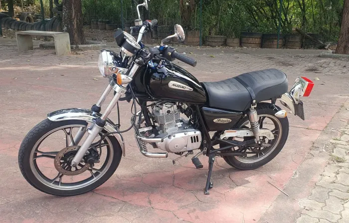 Suzuki Intruder 125 Super conservada