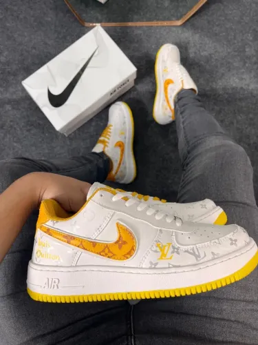 Tênis branco com detalhes amarelo Airforce