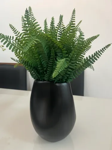 Vaso de cerâmica preto com folhagem de samambaia super realista