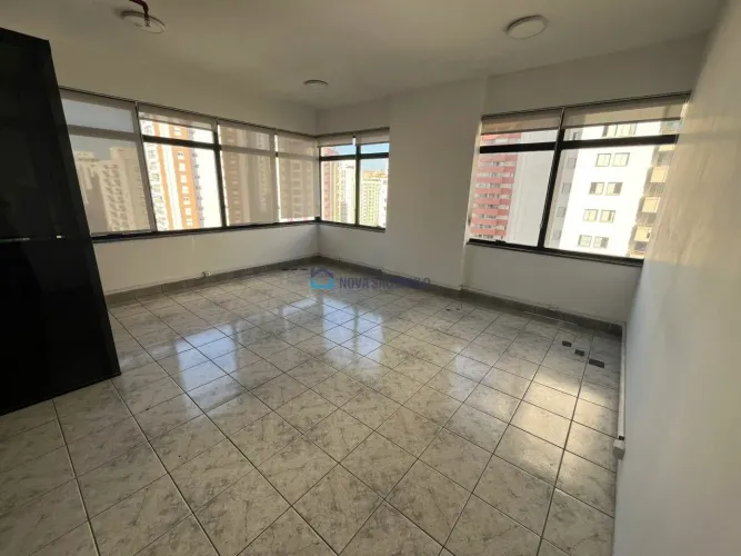 Conjunto comercial próximo ao metrô Saúde
