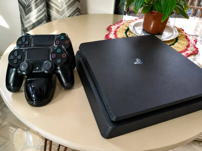 Playstation 4 slim 500GB 2 controles +Base