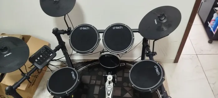 Bateria Eletrônica D-Tech Semi-Nova Preta Funcionando perfeitamente