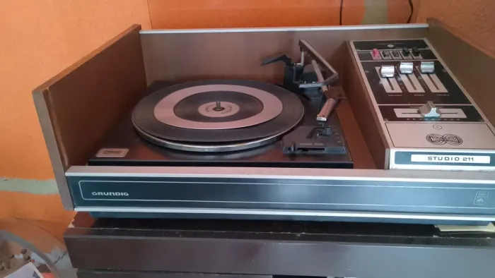 Vendo uma rádio vitrola muito Nova valor 500 contato * Ney