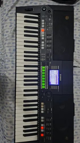 Vendo teclado yamaha psr-s550 muito conservado.