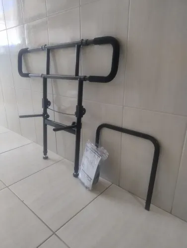Grade proteção e barra apoio rebatível dobrável para cama
