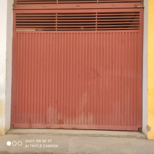 Portão de aço grande