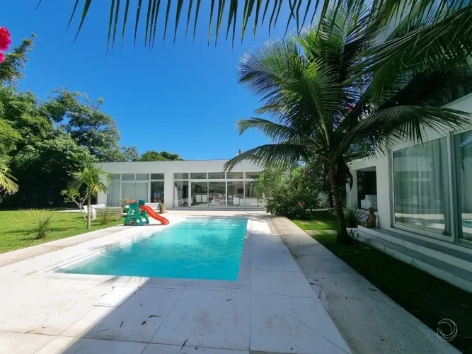 Casa Residencial de 7 dorms no bairro Praia Brava