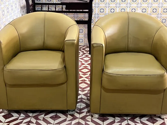 Vendo essas 2 poltronas de couro bem estofadas
