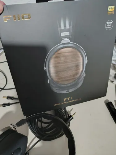 FIIO FT1 Headphone (Madeira) + Pads de Gel