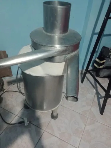 Desnatadeira elétrica em bom estado de conservação 1000l/h