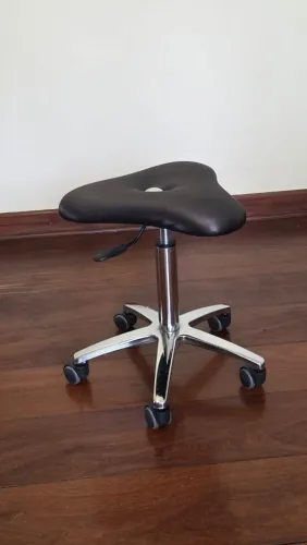 Mocho Sela Ergonômico Giratório Cromado - Ideal para Estética, Odonto e Tatuagem.