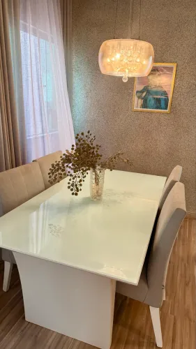 Mesa de jantar 6 lugares + 4 cadeiras - R$990