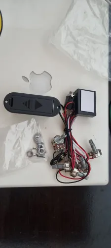 Circuito de pré-amplificador com EQ. Para baixo ativo.
