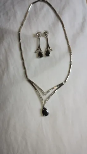 Conjunto de colar e brincos com pedras na cor preto e cristais - deslumbrante 