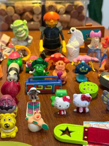 lote 49 itens colecionáveis kinder ovo e mc donalds